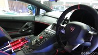 Tidak hanya di bagian luar saja, mobil Raffi ini juga diubah mulai dari interior hingga mesinnya. Foto: Ruly Kurniawan