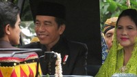 Selain kedua mempelai, Presiden Jokowi bersama Ibu Negara Iriana mengikuti kirab (Foto: Andhika Prasetia/detikcom)