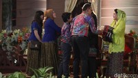 Mereka menggunakan baju yang kompak. Uya memakai baju kembar dengan anak laki-lakinya, sedangkan sang istri kompak dengan anak perempuannya. Foto: Keluarga Uya Kuya (Grandy/detikHOT)