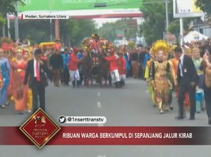 Dari Kereta Kencana, Jokowi Bagikan Suvenir ke Warga Medan