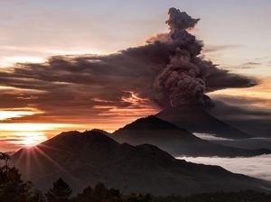 Potret Gunung Agung Semburkan Asap Saat Erupsi