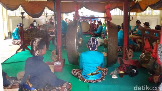 Dua gamelan Sekaten Keraton Yogyakarta, Kiai Guntur Madu dan Kiai Nogowilogo dibunyikan selama 7 hari berturut di Masjid Besar Kauman.