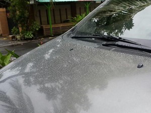 Gunung Agung Erupsi, Abu Vulkanik Tipis Jatuh di Mataram Lombok