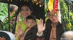 Semringahnya Kahiyang-Bobby Ketika Dikirab dengan Kereta Kencana