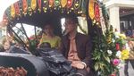 Senyum Selvi saat Bersama Gibran dan Ethes Ikut Kirab Kahiyang-Bobby