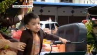 Jan Ethes naik kereta kencana bersama ayah dan ibunya, Gibran dan Selfi (Foto: Dok. Screenshot CNN Indonesia)