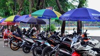 Suasana asri membuat pengunjung bertah berlama-lama.