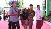 Nenek Inak Munah (70), korban banjir bandang di Lombok Timur hadir dalam arena Munas Konbes PBNU dan menerima bantuan recovery rumahnya yang rusak parah diterjang banjir bandang. Istimewa/Junaidi/PBNU.