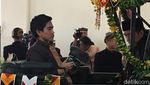 Ekspresi Kaesang yang Bawa Kamera di Kirab Kereta Kencana Kahiyang