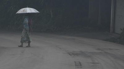 Penampakan Jalan yang Tertutup Hujan Abu Gunung Agung