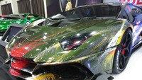 Ini awalnya warna putih lalu diganti Dark Green Centenario. Mobil dilakukan hand painting seperti ini langsung di atas cat mobil, bukan stiker. Foto: Ruly Kurniawan