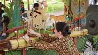 Judul yang dimainkannya adalah berjudul Kancil Mencuri Ketimun.  Foto: Kulfest 2017/ Hanif Hawari (detikHOT)