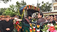 Saat kirab, Presiden Jokowi membagikan suvenir untuk warga Medan dari kereta kencana. Isinya bervariasi, ada topi, tas, hingga kaus (Foto: Agus Suparto/Setpres)