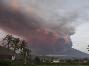 Gunung Agung Meletus, Penerbangan Manado ke Denpasar Dibatalkan