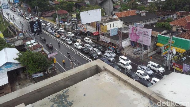 Mobil mengular hingga 2 km