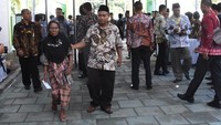 Tampak Rais Aam PBNU KH Maruf Amin, Ketua Umum PBNU KH Said Aqil Siroj, Sekjen PBNU H Helmy Faishal Zaini, Ketua PP NU Care-LAZISNU Syamsul Huda, dan sejumlah Direktur NU Care-LAZISNU bersama-sama secara simbolis menyerahkan bantuan rumah kepada Nenek Inak Munah. Istimewa/Junaidi/PBNU.