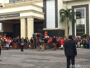 Kirab Kahiyang-Bobby di Medan Mulai Bergerak ke Lokasi Resepsi