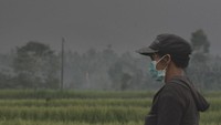 Seorang warga yang beraktivitas di luar rumah tampak mengenakan masker (Foto: Dok. Antara Foto)