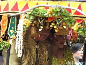 Tari Sabe-sabe Sambut Kahiyang Ayu dan Bobby di Resepsi