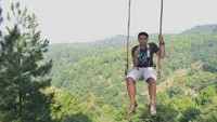 Dari beberapa spot foto yang banyak ditawarkan oleh tempat wisata Pabangbon ini cukup menarik. Di antaranya, spot foto treehouse atau biasa disebut dengan rumah pohon. (Ridwan Arifin Mojjins/dTraveler)
