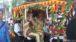 Semringahnya Kahiyang-Bobby Ketika Dikirab dengan Kereta Kencana