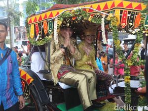 Semringahnya Kahiyang-Bobby Ketika Dikirab dengan Kereta Kencana