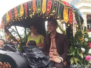 Senyum Selvi saat Bersama Gibran dan Ethes Ikut Kirab Kahiyang-Bobby