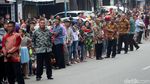 Potret Antusias Warga Saksikan Kirab Kahiyang-Bobby