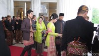 Ibu Iriana dan Selvi menantu Jokowi tampak memakai kebaya warna hijau. (Foto: Ray Jordan/detikcom)