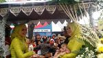 Kompaknya Kakak Ipar Kahiyang saat Ikut Kirab Kereta Kencana