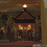 Pak John mengatakan, warna-warna khas Mandailing, seperti merah, putih, dan hitam bakal mendominasi dekorasi resepsi hari ini.  Foto: Andhika Prasetia/detikcom