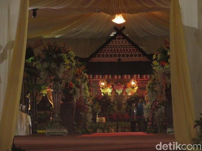 Pak John mengatakan, warna-warna khas Mandailing, seperti merah, putih, dan hitam bakal mendominasi dekorasi resepsi hari ini.  Foto: Andhika Prasetia/detikcom