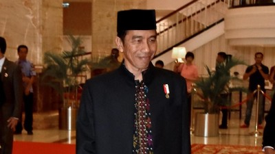 Foto: Jokowi Pakai Baju Berbahan Ulos untuk Resepsi Kahiyang-Bobby