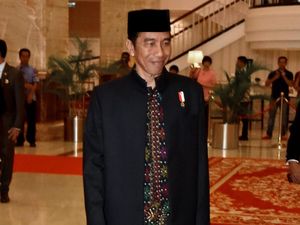 Gendong Cucu, Jokowi Tiba di Lokasi Kirab Kahiyang-Bobby