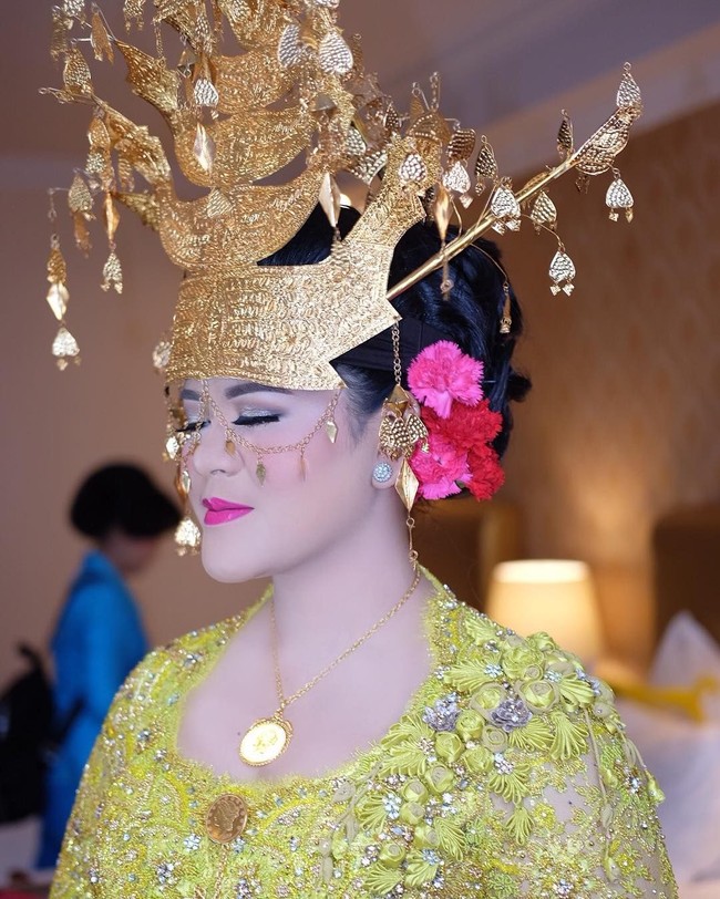 Di acara resepsi hari ini, Kahiyang memilih kebaya warna neon yakni warna kuning lemon. Kebaya kali ini datang dari Vera Kebaya.  Foto: dok. Instagram (Barry Irawan)