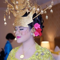 Di acara resepsi hari ini, Kahiyang memilih kebaya warna neon yakni warna kuning lemon. Kebaya kali ini datang dari Vera Kebaya.  Foto: dok. Instagram (Barry Irawan)