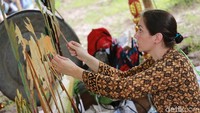 Dengan keuletannya, Sarah Bilby tampak mahir dalam memainkan wayang Kancil yang dipopulerkan oleh mendiang Ki Ledjar Subroto.  Foto: Kulfest 2017/ Hanif Hawari (detikHOT)