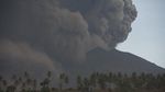 Potret Gunung Agung Semburkan Asap Saat Erupsi