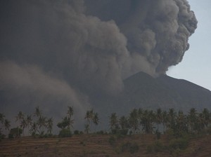 Status Awas Gunung Agung: Dentuman dan Getaran Terasa Sampai 12 Km