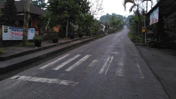 Warga Mengungsi, Dusun di Kaki Gunung Agung Lengang