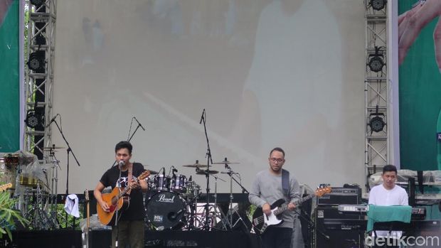 Rendy Pandugo Tampil di Bawah Hujan pada Jazz Goes to Campus 2017