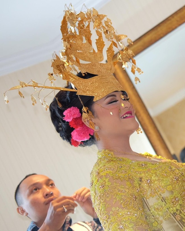 Di acara resepsi ini, Kahiyang juga menggunakan hiasan kepala bulang yang terbuat dari emas murni. Barry mengatakan bahwa riasan Kahiyang perlu ditonjolkan di mata agar tidak kebanting dengan bulangnya yang cukup terekspos. Foto: dok. Instagram (Noe_Onhair)