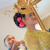 Di acara resepsi ini, Kahiyang juga menggunakan hiasan kepala bulang yang terbuat dari emas murni. Barry mengatakan bahwa riasan Kahiyang perlu ditonjolkan di mata agar tidak kebanting dengan bulangnya yang cukup terekspos. Foto: dok. Instagram (Noe_Onhair)