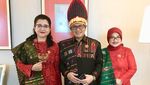 Foto: Seskab Turut Pakai Baju Batak di Resepsi Kahiyang-Bobby