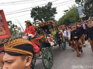 Momen Jokowi-Iriana Naik Kereta Kencana di Kirab Kahiyang-Bobby