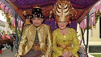 Penampilan Kahiyang dan Bobby saat mengikuti kirab kereta kencana. Kahiyang memakai kebaya warna lime dengan bulang atau hiasan kepala khas Mandailing sementara Bobby memakai jas emas dengan tutup kepala ampu (Foto: Agus Suparto/Setpres)