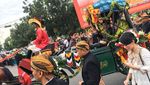 Momen Jokowi-Iriana Naik Kereta Kencana di Kirab Kahiyang-Bobby