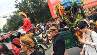 Rombongan kirab kereta kencana itu bergerak dari Medan International Convention Center (MICC) menuju ke lokasi resepsi di Bukit Hijau Regency, Medan (Foto: Ray Jordan/detikcom)