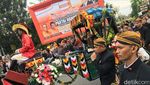 Momen Jokowi-Iriana Naik Kereta Kencana di Kirab Kahiyang-Bobby
