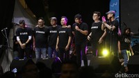 Mungkinkah salah satu lagu andalan Stinky turut dibawakan malam itu. Foto: Asep/detikHOT